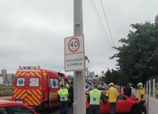 Motorista passa mal, perde controle e bate carro contra muro de supermercado no Oeste Catarinense