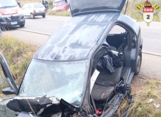 Jovem fica preso às ferragens após colisão entre carros no Oeste Catarinense