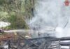 Bombeiros combatem incêndio em imóvel abandonado usado por usuários de drogas no Oeste de SC