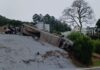 Grave acidente com caminhão de cimento interdita totalmente a BR-282