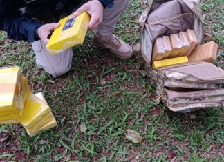 Motorista tenta atropelar policiais, bate em carros e é preso com mais de 24 quilos de cocaína em Chapecó