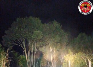 Incêndio destrói garagem de madeira durante a madrugada em SC