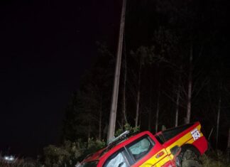 Caminhonete perde controle, atinge carreta e viatura dos bombeiros em SC
