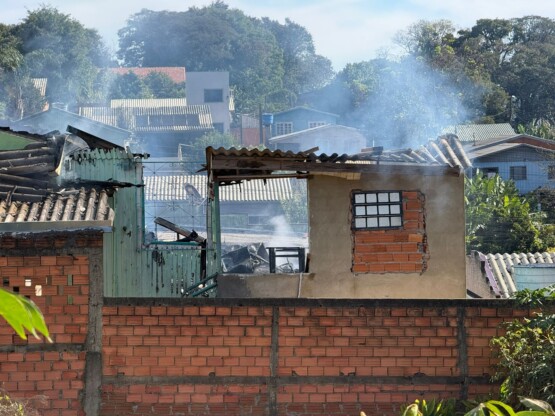 VÍDEO: Incêndio destrói sete kitnets e mobiliza moradores em cena de desespero em Chapecó