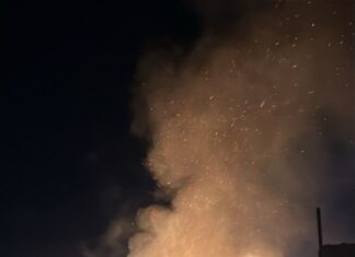 Incêndio destrói casa de dois andares durante a madrugada em SC