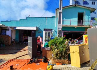Bombeiros divulgam mais detalhes sobre incêndio que destruiu sete kitnets e mercearia em Chapecó