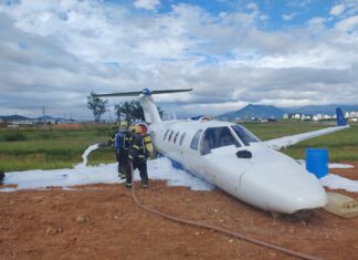 VÍDEO: Jato sai da pista durante pouso em aeroclube de SC e mobiliza bombeiros