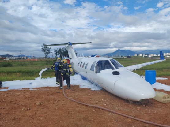 VÍDEO: Jato sai da pista durante pouso em aeroclube de SC e mobiliza bombeiros