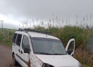 Veículo capota em rodovia de SC e condutor recusa atendimento médico