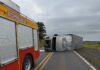 Tombamento de caminhão provoca congestionamento e vazamento de diesel em rodovia