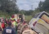 Saída de pista de ônibus provoca atendimento a várias vítimas em SC