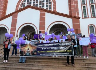 Mobilização contra feminicídios leva manifestantes às ruas do Centro de Chapecó