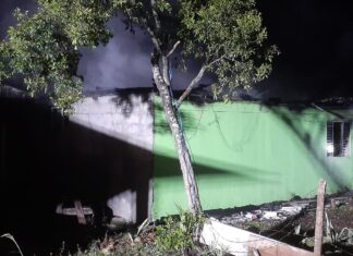Bombeiros utilizam 6 mil litros de água para combater incêndio em residência