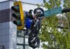 VÍDEO: Moto fica pendurada em semáforo após colisão impressionante