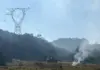 Helicóptero cai e pega fogo após atingir rede elétrica em SC