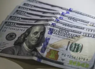 Dólar fecha abaixo de R$ 4,90 pela primeira vez em 28 meses