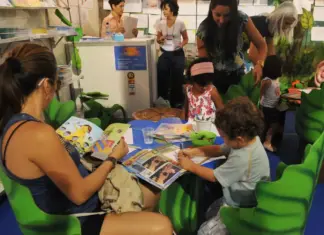 Estudo revela que 53% das famílias raramente leem para criança