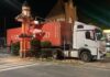 Motorista confunde passagem e carreta bate em portal de entrada de município em SC