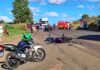 Grave acidente com duas motocicletas e carro interdita trecho e deixa múltiplos feridos no Oeste