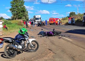 Grave acidente com duas motocicletas e carro interdita trecho e deixa múltiplos feridos no Oeste