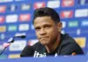 Aposta de Ancelotti, Douglas Santos explica apoio tático a Vini Jr