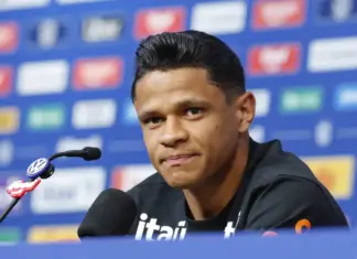 Aposta de Ancelotti, Douglas Santos explica apoio tático a Vini Jr