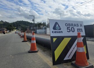 CASAN instala mais de 700 metros de tubulação e acelera obras de esgotamento sanitário