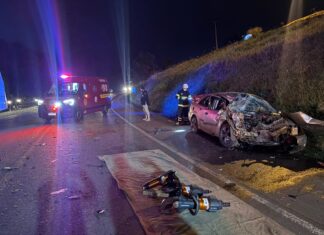 Jovem de 25 anos morre em acidente entre carro e carreta na BR-153 no Oeste Catarinense