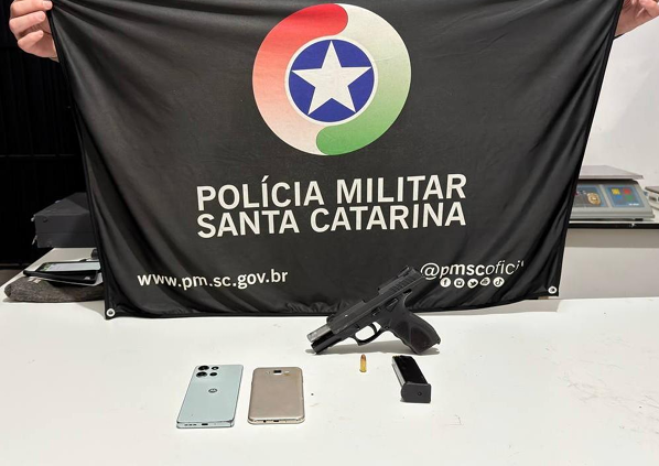 Homem é preso com pistola furtada e munições após ameaçar morador em Chapecó