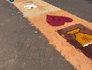 VÍDEO: Fiéis confeccionam tapetes coloridos e celebram Corpus Christi em Chapecó