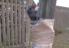 VÍDEO: Homem é encontrado amarrado a poste e pintado de preto