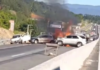 VÍDEO: Acidente com caminhão e cinco carros deixa morto e interdita totalmente a BR-470