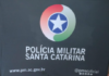 Cão farejador encontra pistola calibre .45 escondida sob residência em Chapecó
