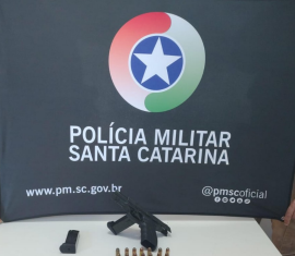 Cão farejador encontra pistola calibre .45 escondida sob residência em Chapecó