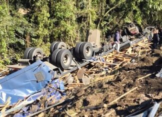 Motorista fica preso às ferragens após carreta sair da pista e capotar no Oeste Catarinense