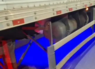 Fitas de LED em caminhões podem gerar multa e retenção do veículo; entenda as regras