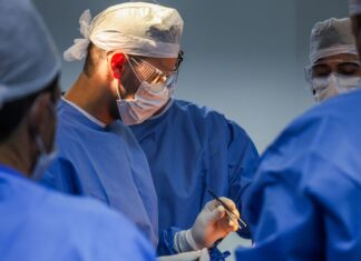 Santa Catarina amplia rede hospitalar para acelerar cirurgias de revisão de quadril e joelho pelo SUS