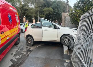 Colisão entre dois carros deixa duas pessoas feridas