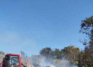 Bombeiros combatem incêndio de grandes proporções e evitam propagação das chamas no Oeste de SC