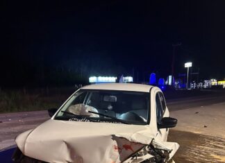 Passageiro sofre ferimentos após colisão entre carro e caminhão em cruzamento de SC