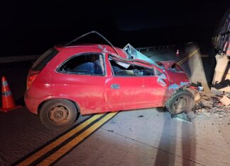 Acidente entre carro e caminhão mobiliza socorro durante a madrugada no Oeste de SC