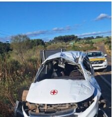 Veículo da Saúde capota após motorista perder controle em rodovia de SC; sete pessoas estavam a bordo