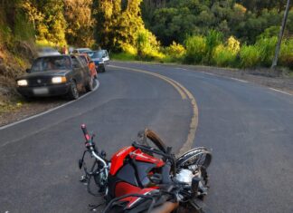Motociclista sofre fratura após colisão com caminhão no Oeste Catarinense