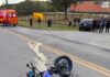 Garupa perde sensibilidade nas pernas após grave colisão entre moto e carro em rodovia catarinense