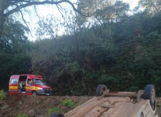 Saída de pista seguida de capotamento mobiliza bombeiros no Oeste Catarinense