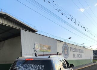 Polícia Militar localiza e prende homem com mandado ativo durante ronda noturna no Oeste