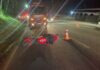 Jovem de 20 anos morre após motocicleta cair em mancha de óleo e atingir dois carros em SC