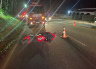 Jovem de 20 anos morre após motocicleta cair em mancha de óleo e atingir dois carros em SC