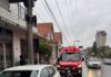 Acidente entre carro e moto mobiliza bombeiros e deixa jovem ferida em SC
