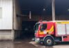 Ação rápida dos bombeiros evita propagação de incêndio em empresa no Oeste